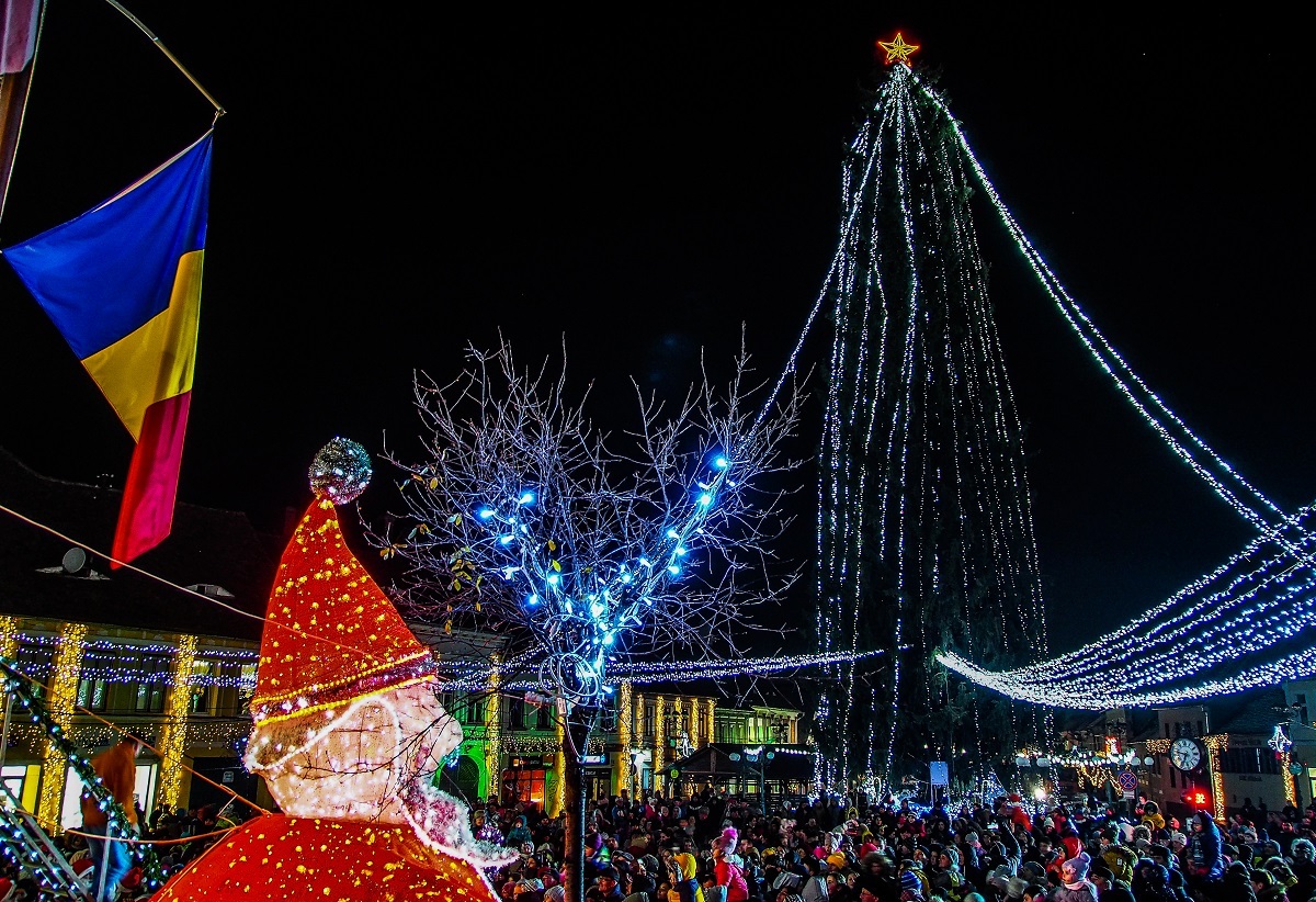 VIDEO | Cel mai înalt brad de Crăciun din țară luminează Piața Revoluției din Cisnădie. Iluminatul festiv, aprins la mijlocul concertului Alexandrei Ungureanu
